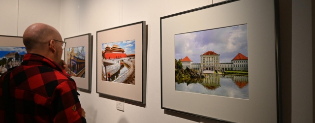 Ein Besucher betrachtet die Bildpaare des Camera-Club 77 in der Mohr-Villa in München-Freimann.