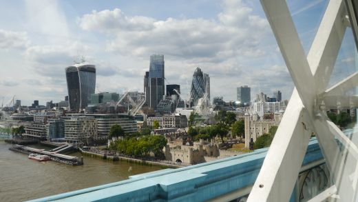 Blick von der Tower Bridge zur "Essiggurke"