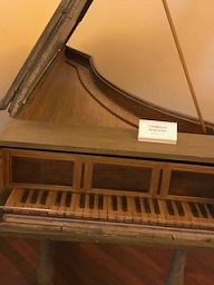 Im Jahre 1726 hatte Bartolomeo Cristofori sein Piano vollendet. Heute gibt es noch drei Originale, eines befindet sich in Leipzig, eines in Rom und eines in New York. 