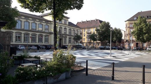 Der Vorplatz vom Rathaus in der Neckarstadt um 10.45 Uhr