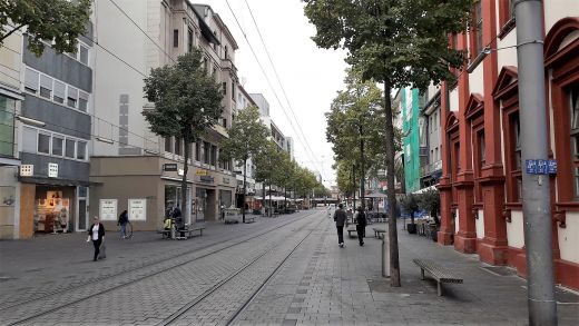 Die Fußgängerzone "Breite Straße" Richtung Schloss morgens um 09.40 Uhr