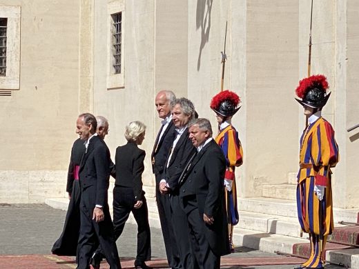 Am Freitag, 10. Juni 2022, traf die Präsidentin der Europäischen Kommission, Ursula von der Leyen, Papst Franziskus im Vatikan. Das Treffen begann um 10:30 Uhr italienischer Zeit.