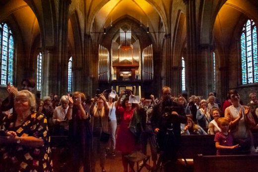 Stehender Applaus für die Tänzer*innen in St. Reinoldi Dortmund